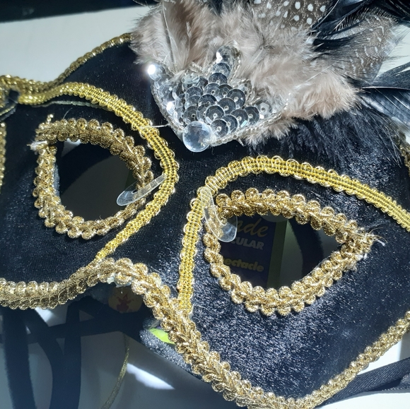 HIS & HER'S MASQUERADE SET - Picture 9 of 11